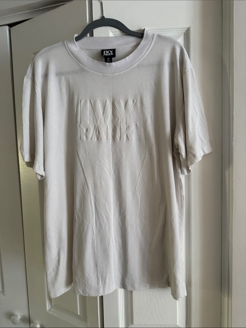 IVY PARK Short-Sleeve Embossed Logo Tee — Cream size m